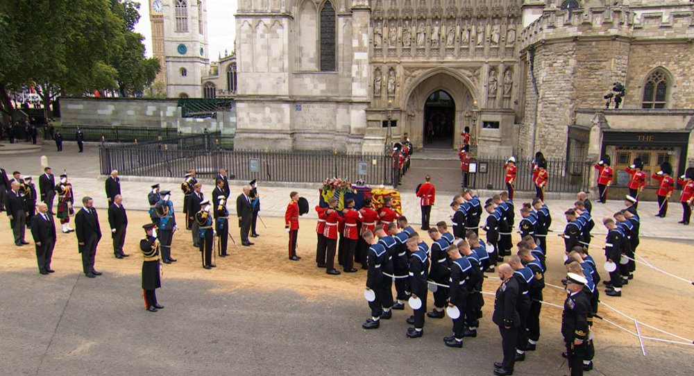 Für die Queen Elizabeth II. wird salutiert.