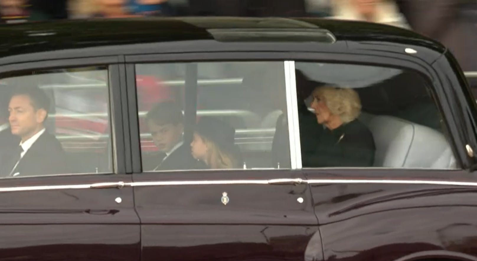 Queen Consort Camilla mit Prinzessin Kate und George und Charlotte.
