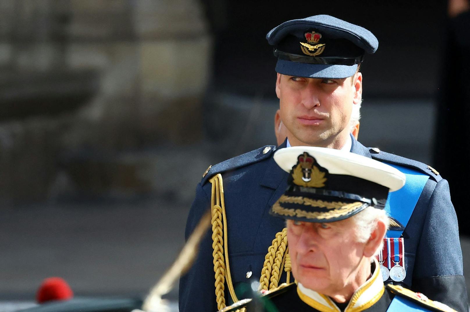 König Charles stehen Tränen in den Augen. Auch sein Sohn Prinz William ringt mit seiner Fassung.