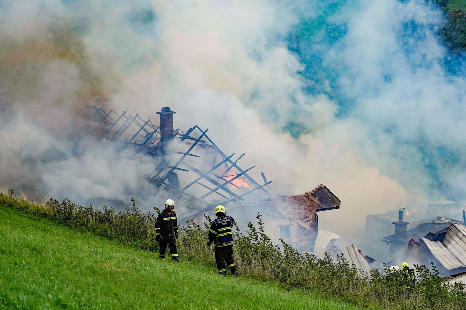 Über ein Dutzend Feuerwehren kämpfen gegen einen Brand in Kreisbach.