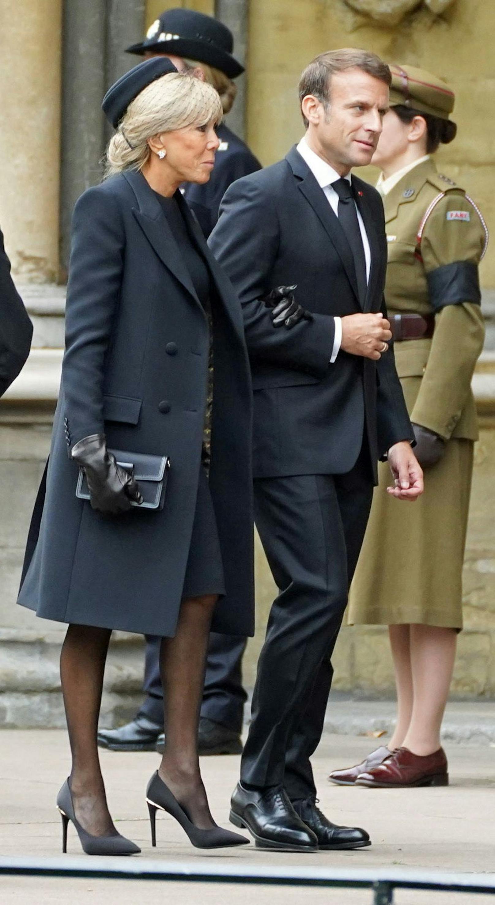 Emanuel Macron und seine Ehefrau Brigitte treffen bei der Westminster Abbey ein.