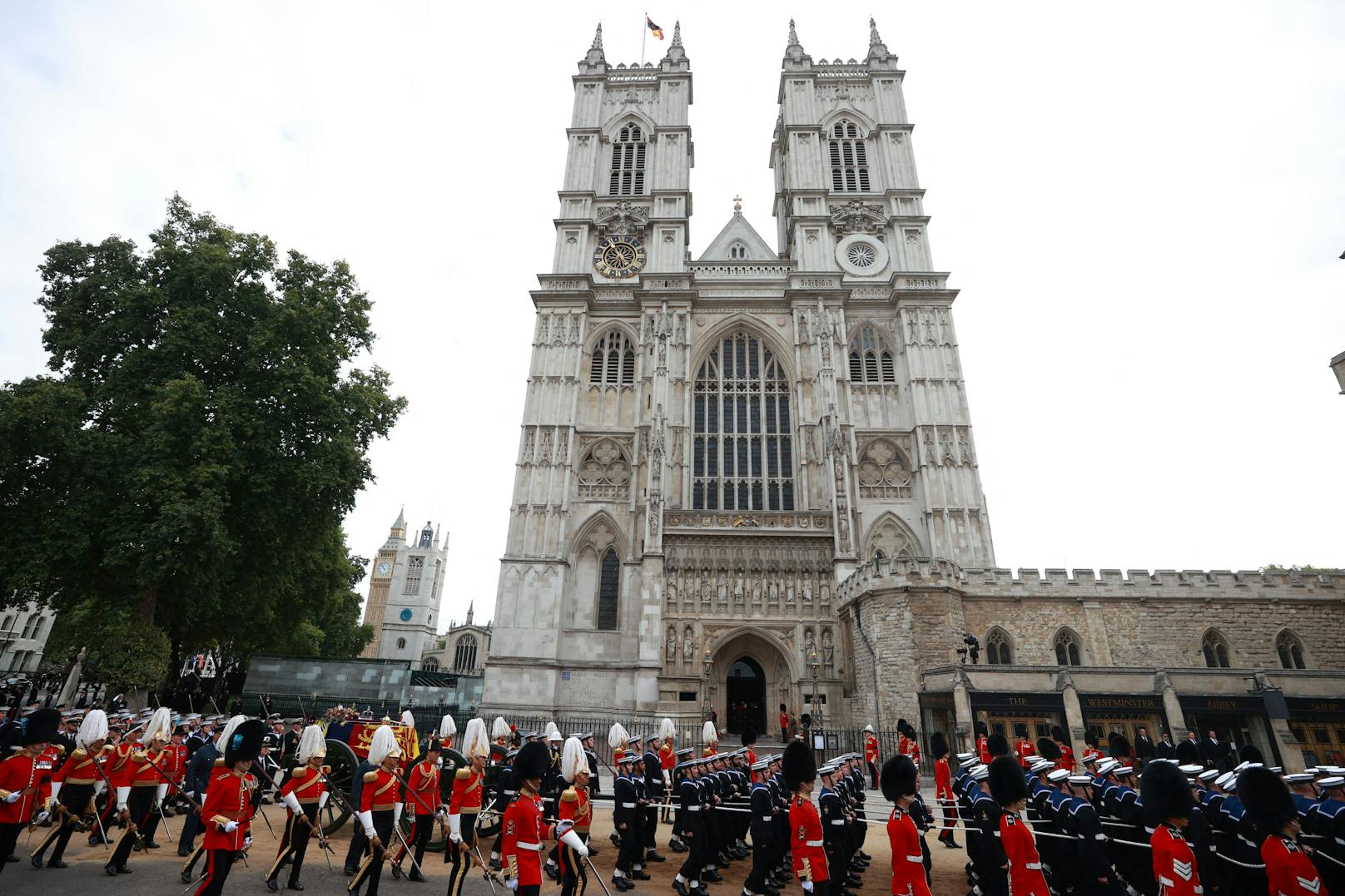 Der Sarg der Königin wird zur Westminster Abbey gebracht. Dort findet das Staatsbegräbnis statt.