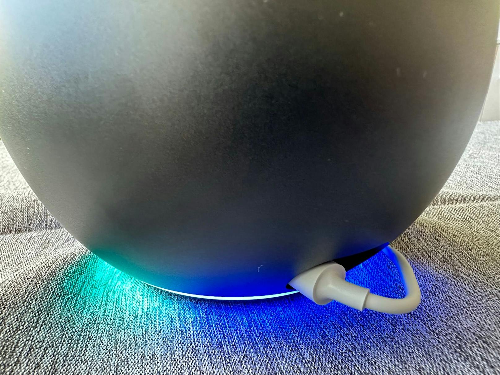 Kugelrund statt in Zylinder-Form: Amazon hat 2020 alle drei seiner Echo-Speaker, den Echo, den Echo Dot und den neuen Echo Dot mit LED-Anzeige im neuen Look auf den Markt gebracht.
