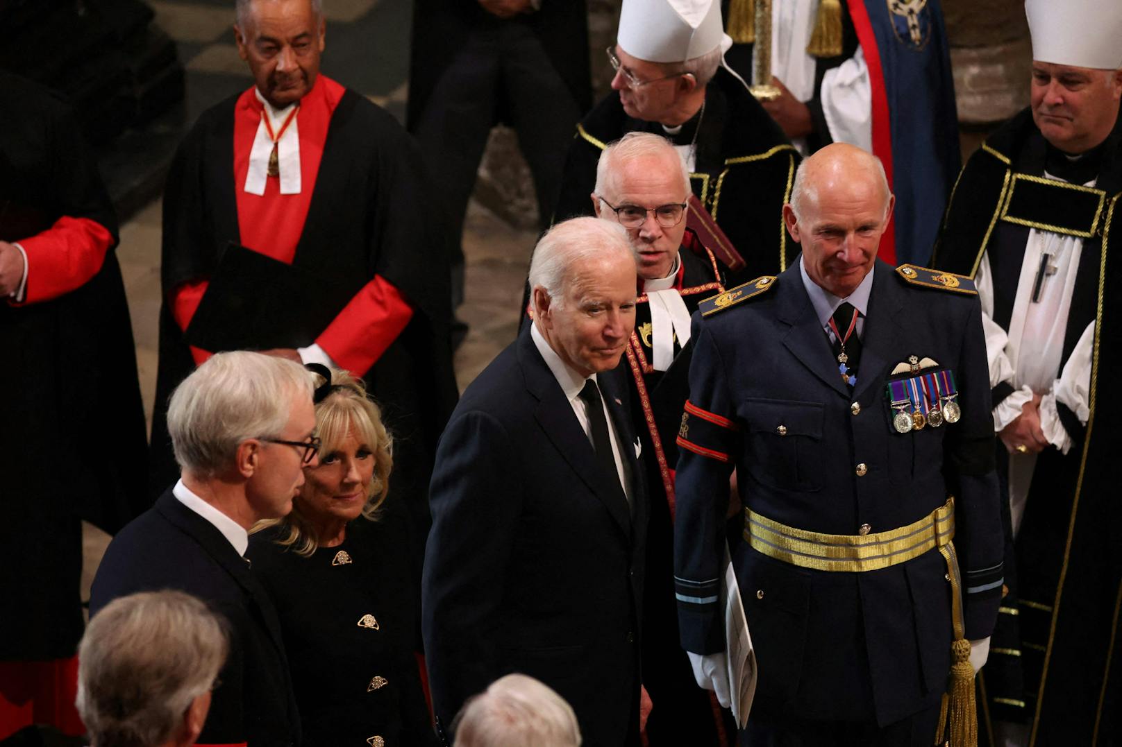 Joe Biden und seine Frau Jill nehmen in der Westminster Abbey platz.