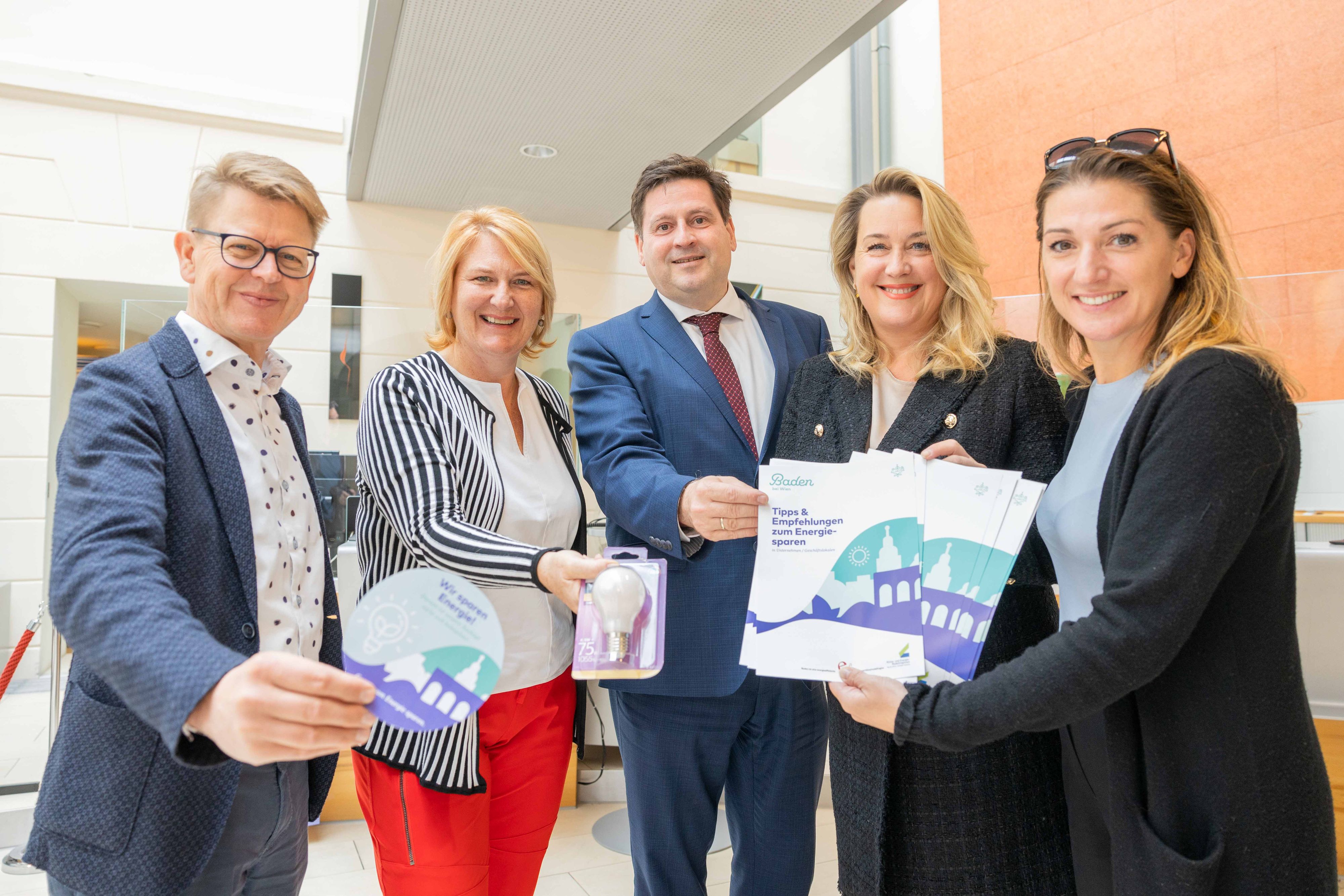 Im Bild v.l.n.r.: Gerfried Koch (Leitung Klima- und Energiereferat), Vizebürgermeisterin Helga Krismer, Bürgermeister Stefan Szirucsek, Ulrike Liste (Obfrau Stadtmarketing Baden) sowie Dolores David-Fromm (Leitung Wirtschaftsservice Baden) 