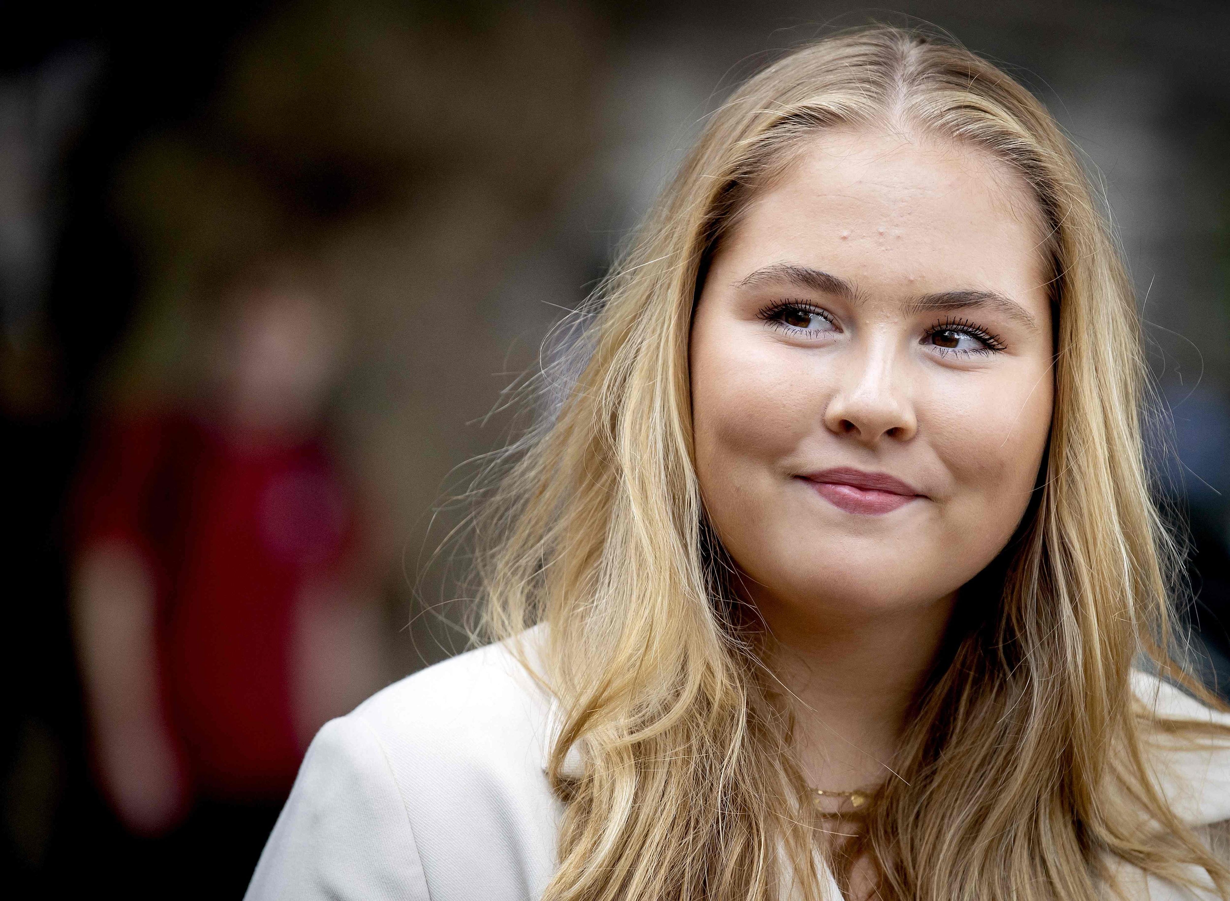 Download von www.picturedesk.com am 19.09.2022 (16:17).  Dutch Princess Amalia arrives at a University of Amsterdam building to mark the beginning of her studies, in the presence of media representatives, in Amsterdam, on September 9, 2022. - Dutch Princess Amalia is undertaking a bachelor's degree in Politics, Psychology, Law and Economics at the University of Amsterdam. (Photo by Koen van Weel / ANP / AFP) / Netherlands OUT - 20220905_PD8729 - Rechteinfo: Rights Managed (RM) Nur für redaktionelle Nutzung! Werbliche Nutzung erfordert Freigabe: bitte schicken Sie uns eine Anfrage.