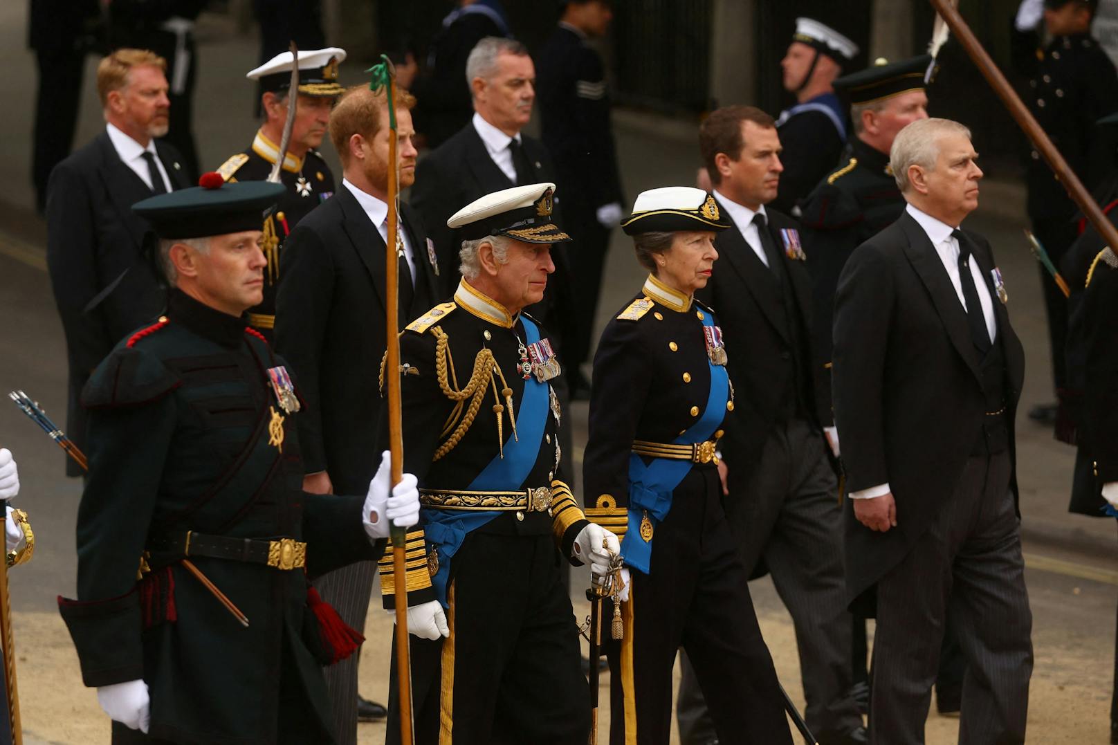 Alle tragen eine Uniform, nur Prinz Andrew und Prinz Harry tragen einen Morning Suit.