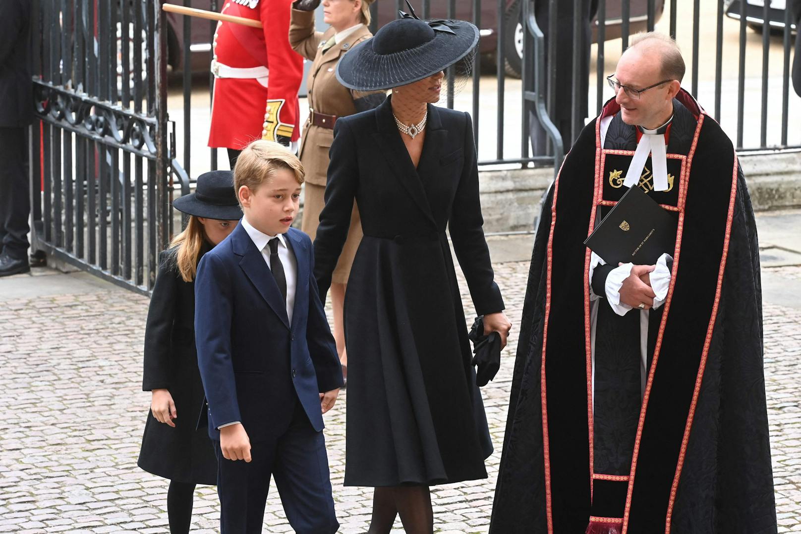Den selben Choker, wie anliegender Halsschmuck genannt wird, hatte Kate auch beim Begräbnis von Prinz Philip, dem Gemahl von Queen Elizabeth II., im April 2021 angelegt. Es handelt sich dabei um eine Kette aus der eigenen Schmucksammlung der Verstorbenen, das zudem noch eine ganz besondere Bedeutung für die königliche Familie hat.