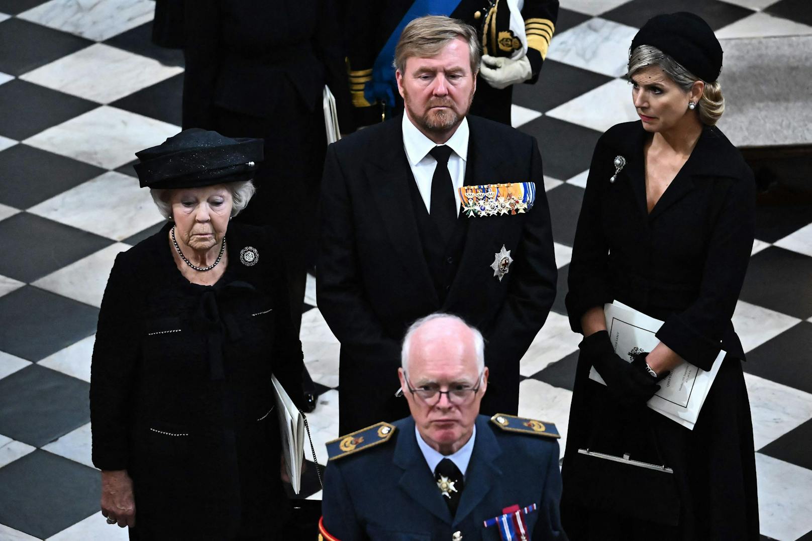 König Willem-Alexander mit Maxima (rechts) und seiner Mutter, Prinzessin Beatrix der Niederlande.