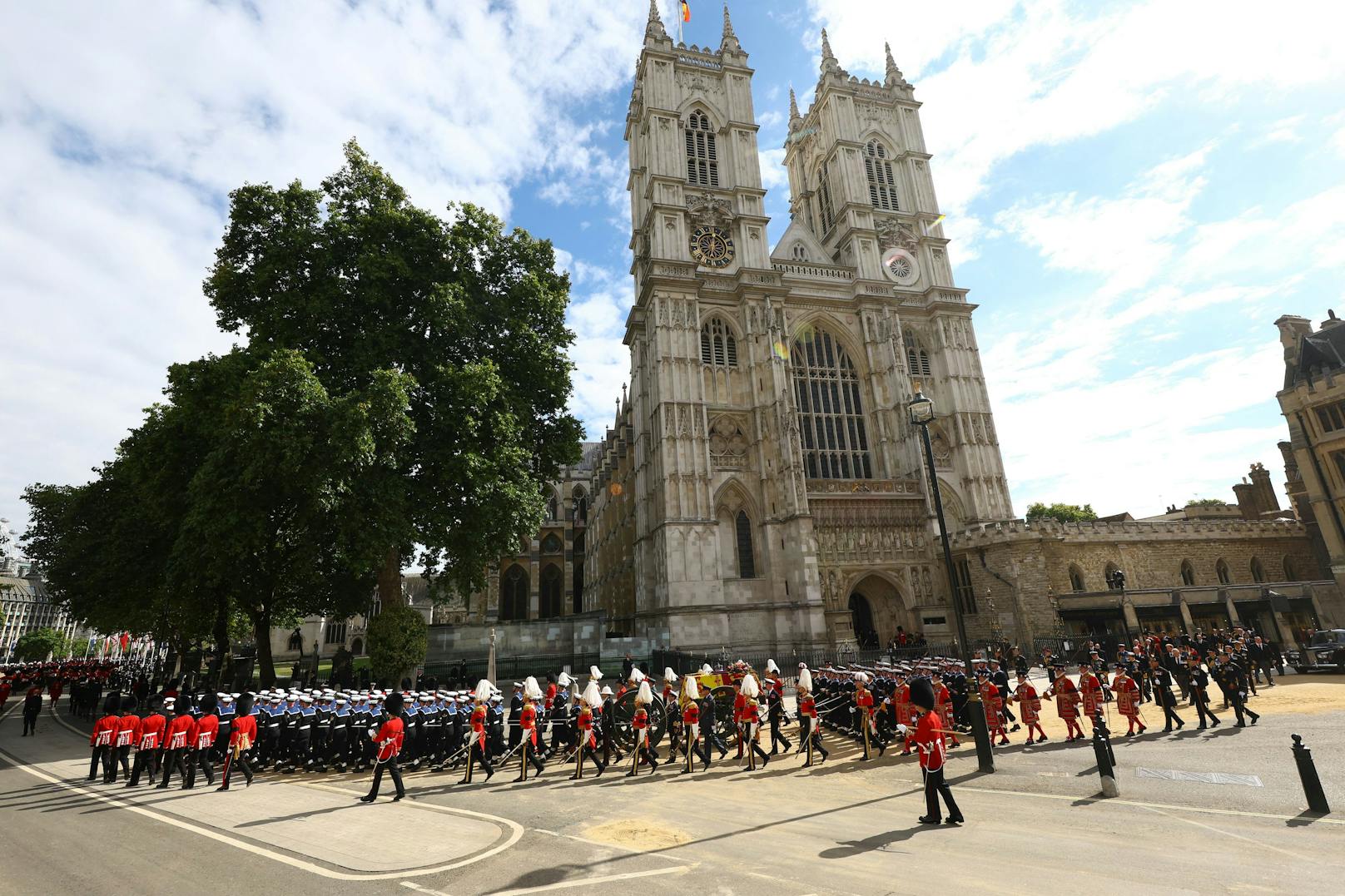 Der Trauerzug verlässt die Westminster Abbey.