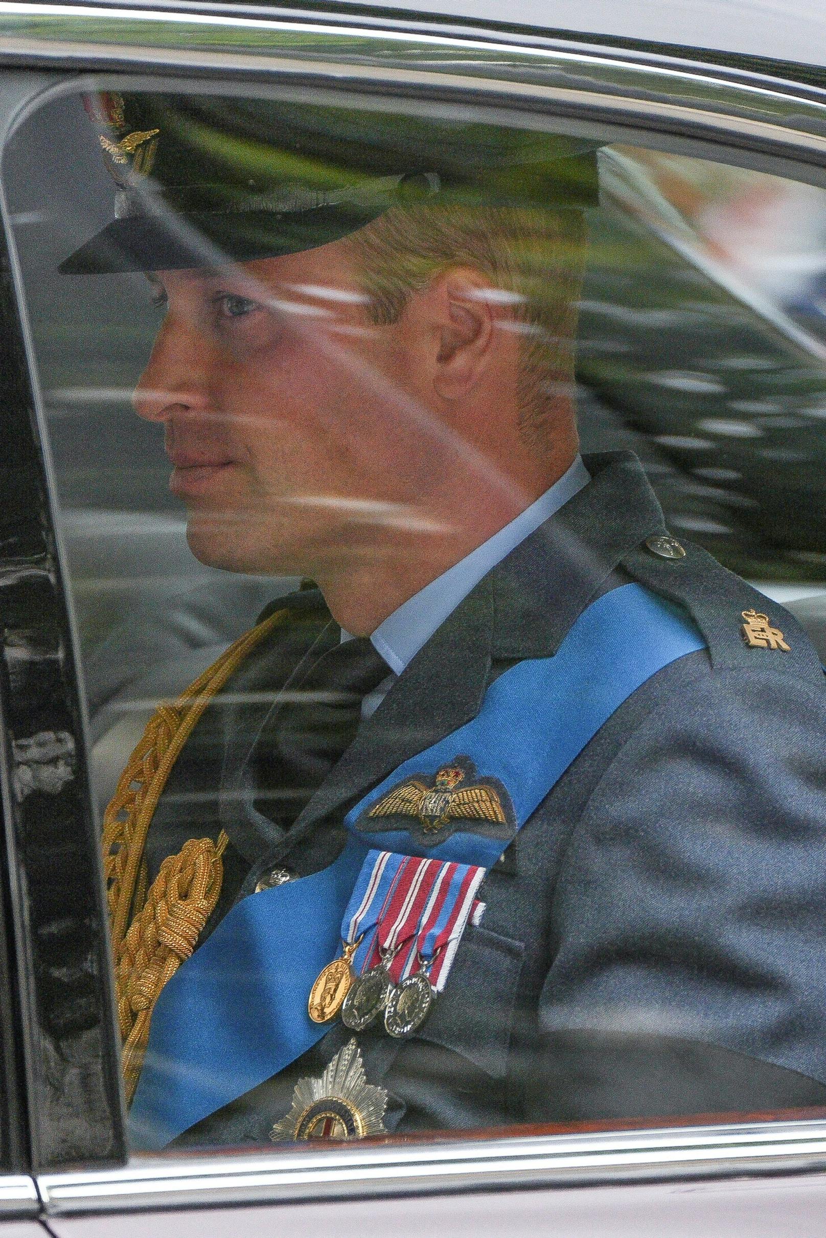 Prinz William in seiner Uniform am Weg zum Gottesdienst.