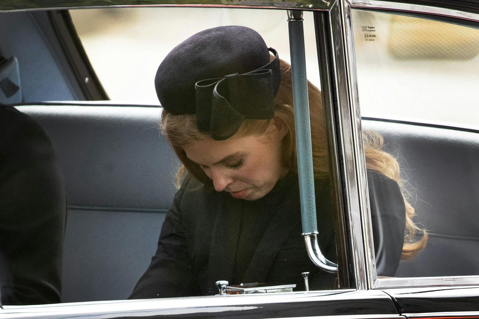 Prinzessin Beatrice im Wagen auf dem Weg nach Windsor. Ihre Trauer übermannt sie. 