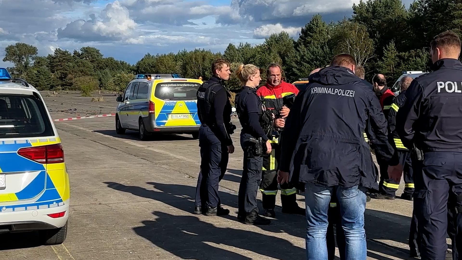 Die Polizei ermittelt am Unfallort.