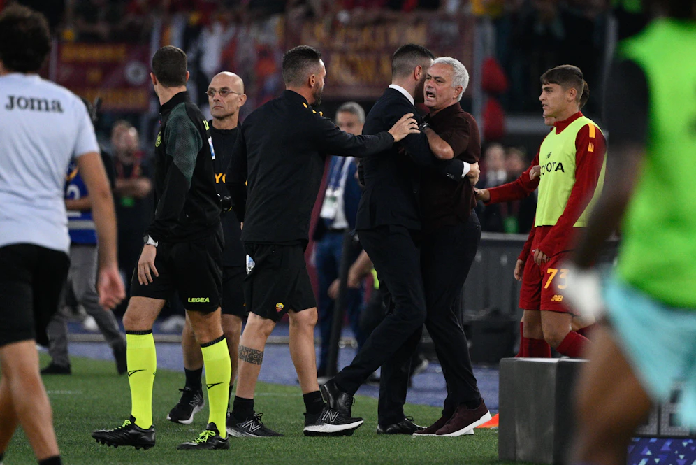 Jose Mourinho muss vor sich selbst geschützt, zurückgehalten werden.