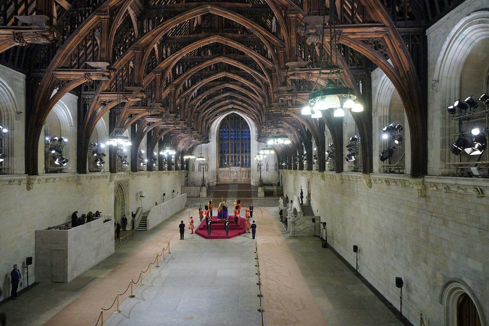 Um Punkt 6.30 Uhr Ortszeit wurden die Tore der Westminster Hall geschlossen. Keine Besucher durften mehr hinein.