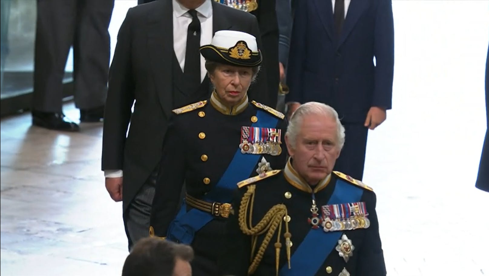 König Charles geht direkt hinter dem Sarg. Danach kommt seine Schwester Prinzessin Anne.