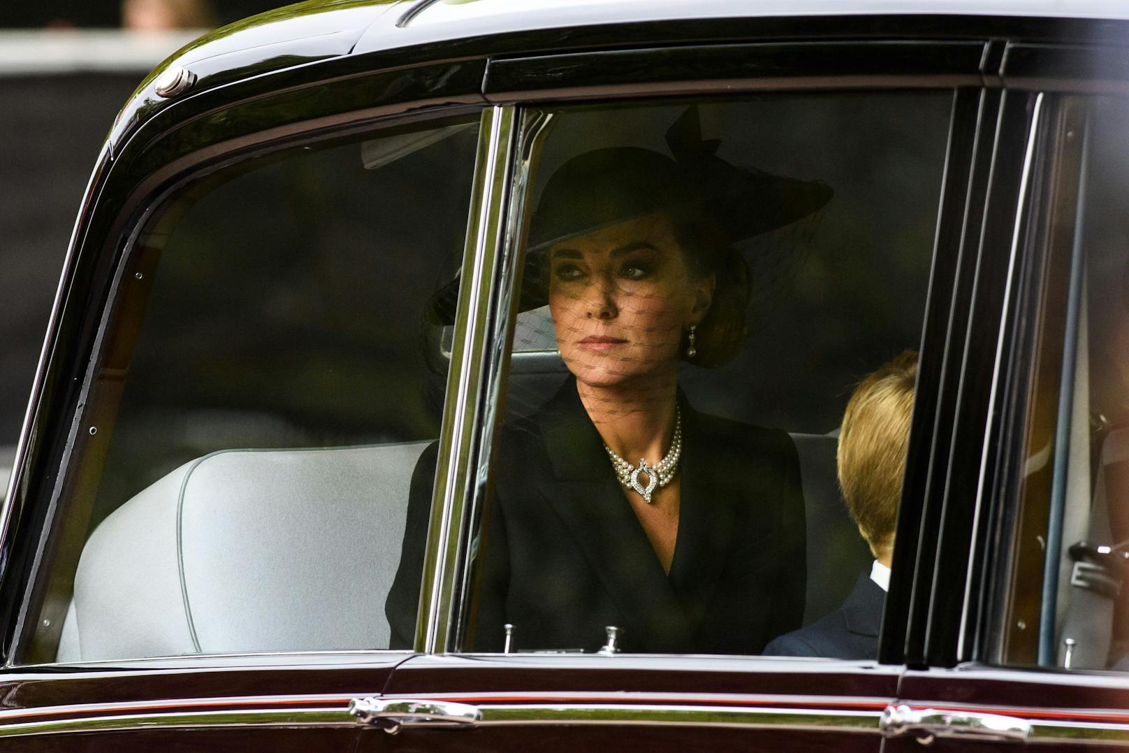 Bereits im Auto blitze ein Detail an Prinzessin Kates Outfit besonders heraus: die dreireihige Perlenkette.