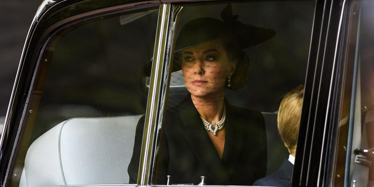 Королева слез перевод. Кейт на похоронах королевы Елизаветы. Кейт Миддлтон на похоронах королевы. Кейт Миддлтон на похоронах Елизаветы. Кейт Миддлтон 2022.