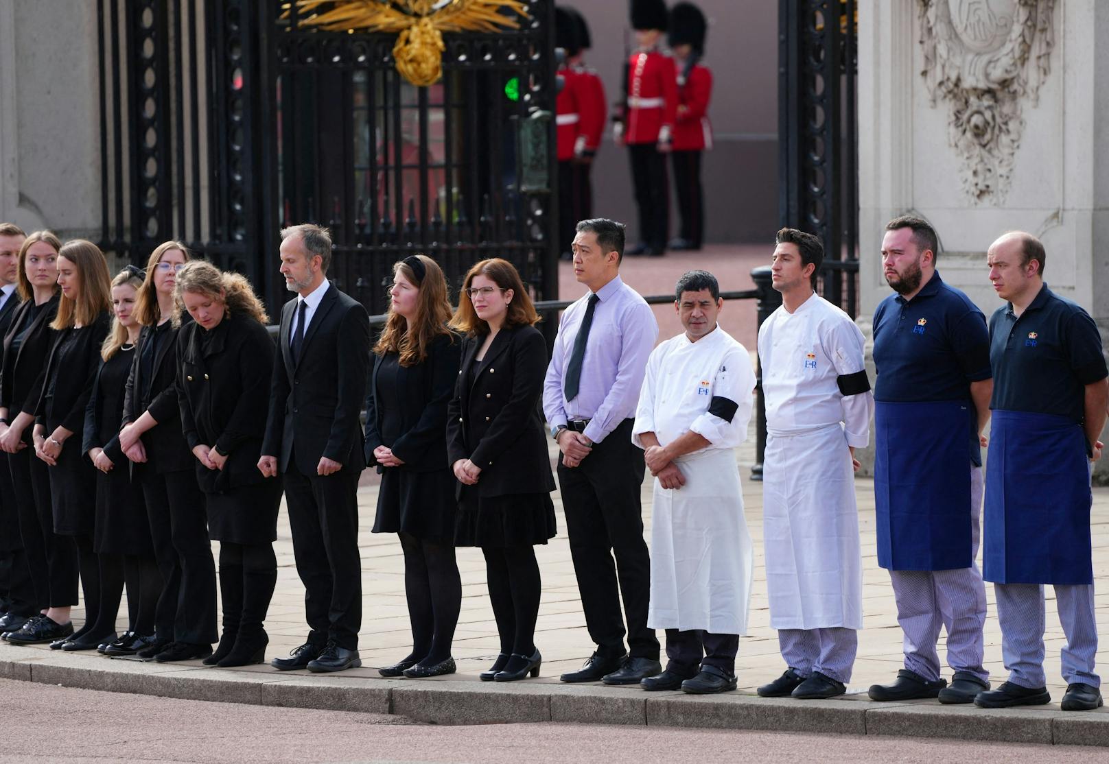 Die Angestellten vom Buckingham Palace stellen sich vor der Residenz auf und verabschieden sich von der verstorbenen Königin.