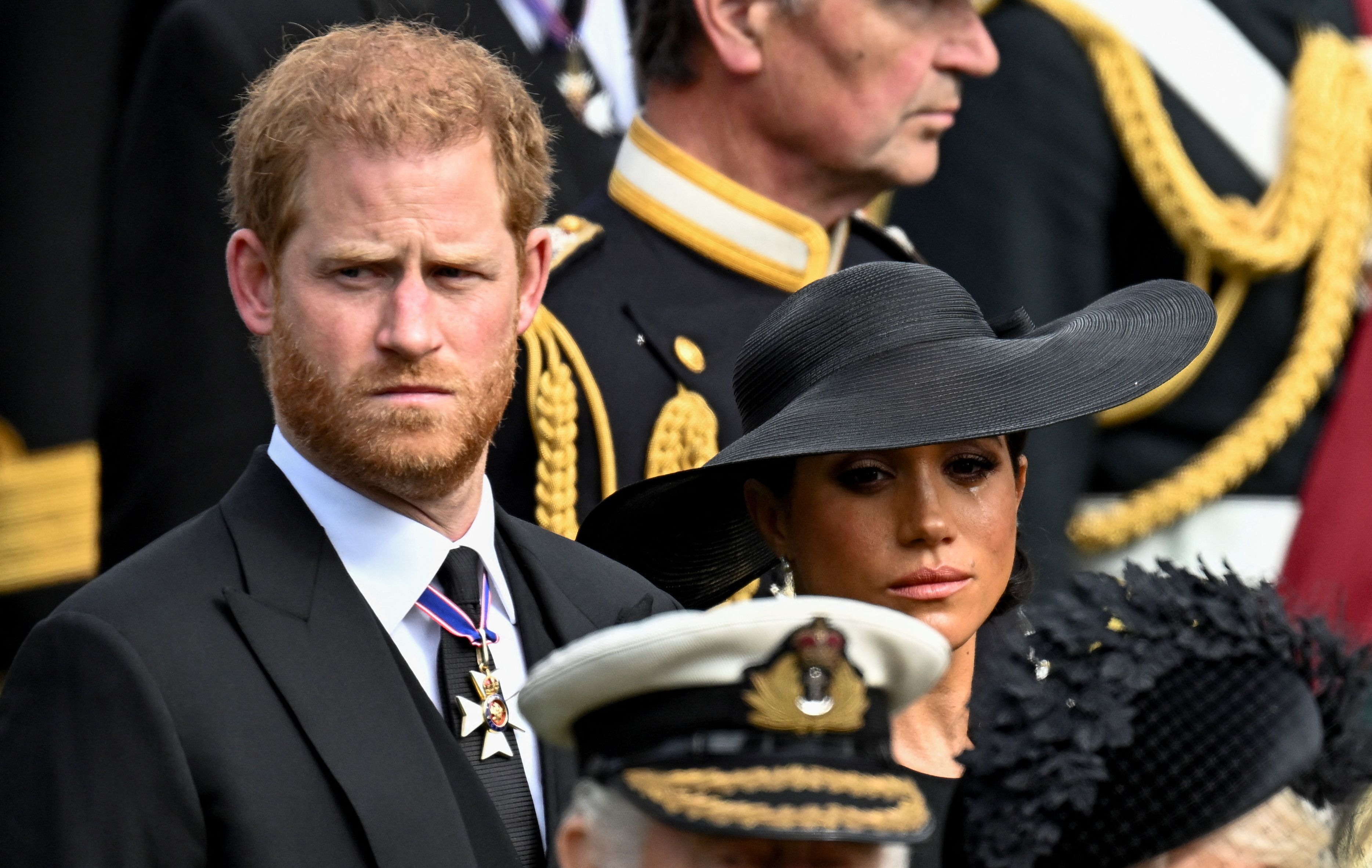 Meghan läuft eine Träne die Wange herab.