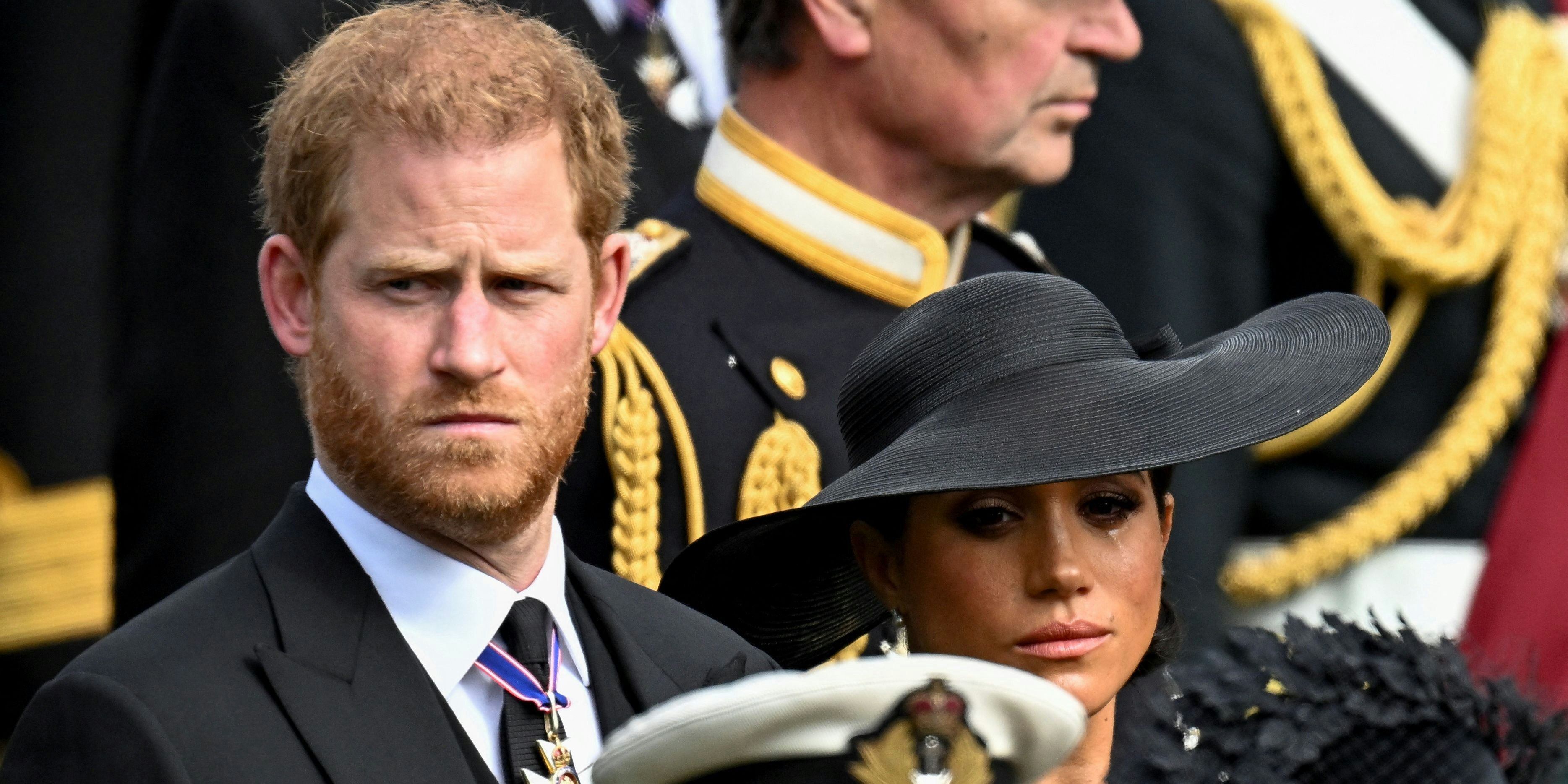 Meghan läuft eine Träne die Wange herab.