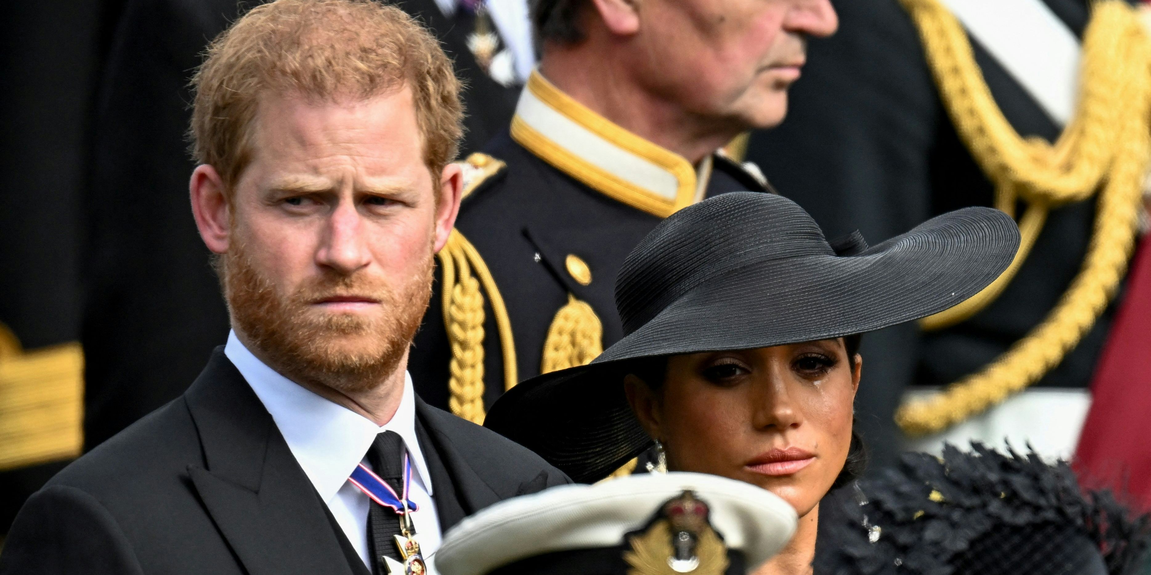 Meghan läuft eine Träne die Wange herab.