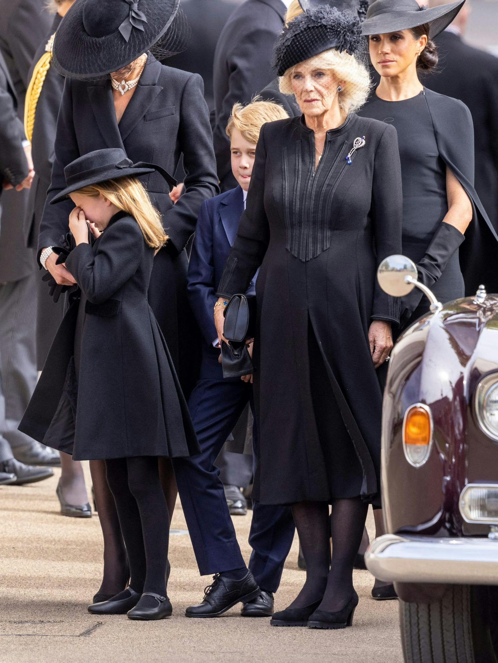 Prinzessin Charlotte weint bitterlich beim Begräbnis