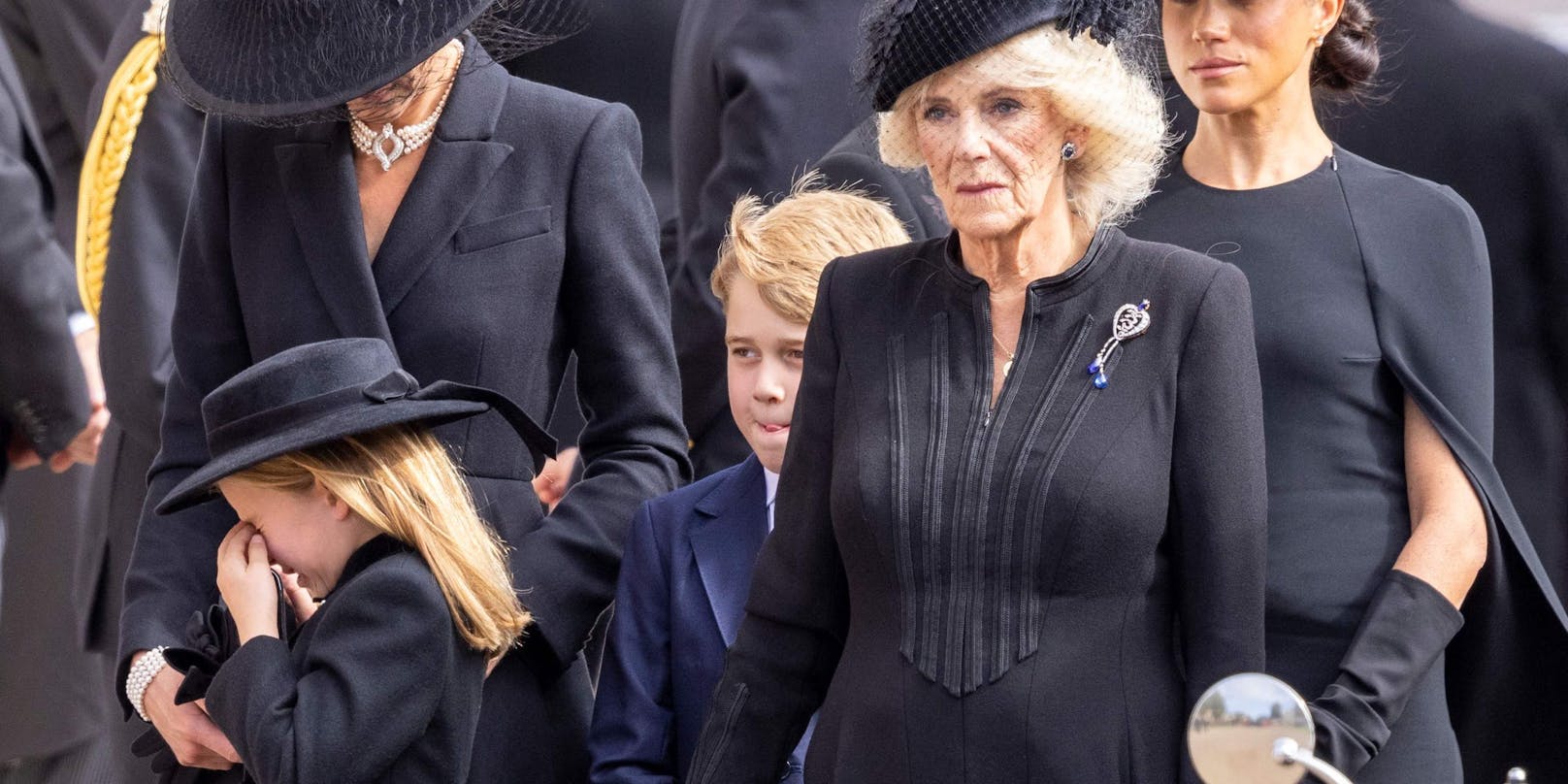Prinzessin Charlotte weint beim Begräbnis ihrer Urgrooßmutter.