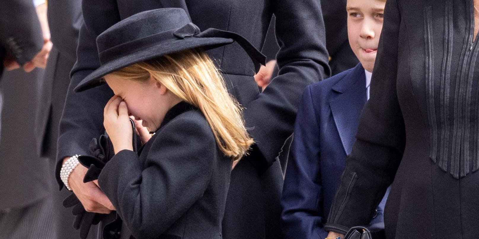 Prinzessin Charlotte weint beim Begräbnis ihrer Urgroßmutter.