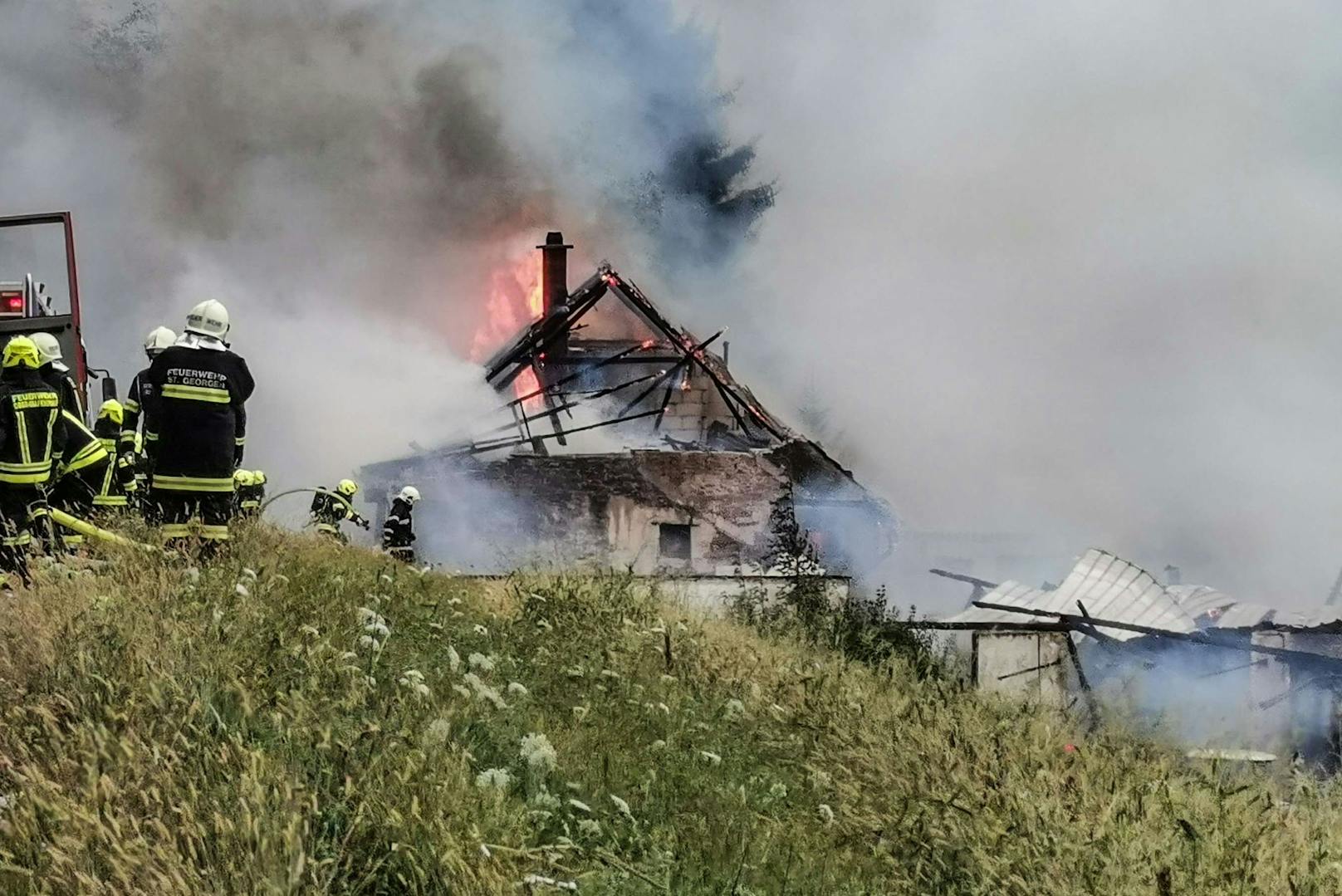 Über ein Dutzend Feuerwehren kämpften gegen einen Brand in Kreisbach.