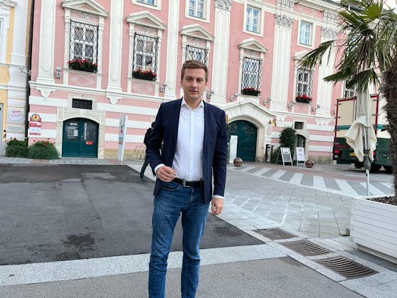 Sehr treffend! Der neue SPNÖ-Chef vor dem St. Pöltener Rathaus - auch Bürgermeister Matthias Stadler machte sich für Hergovich stark.