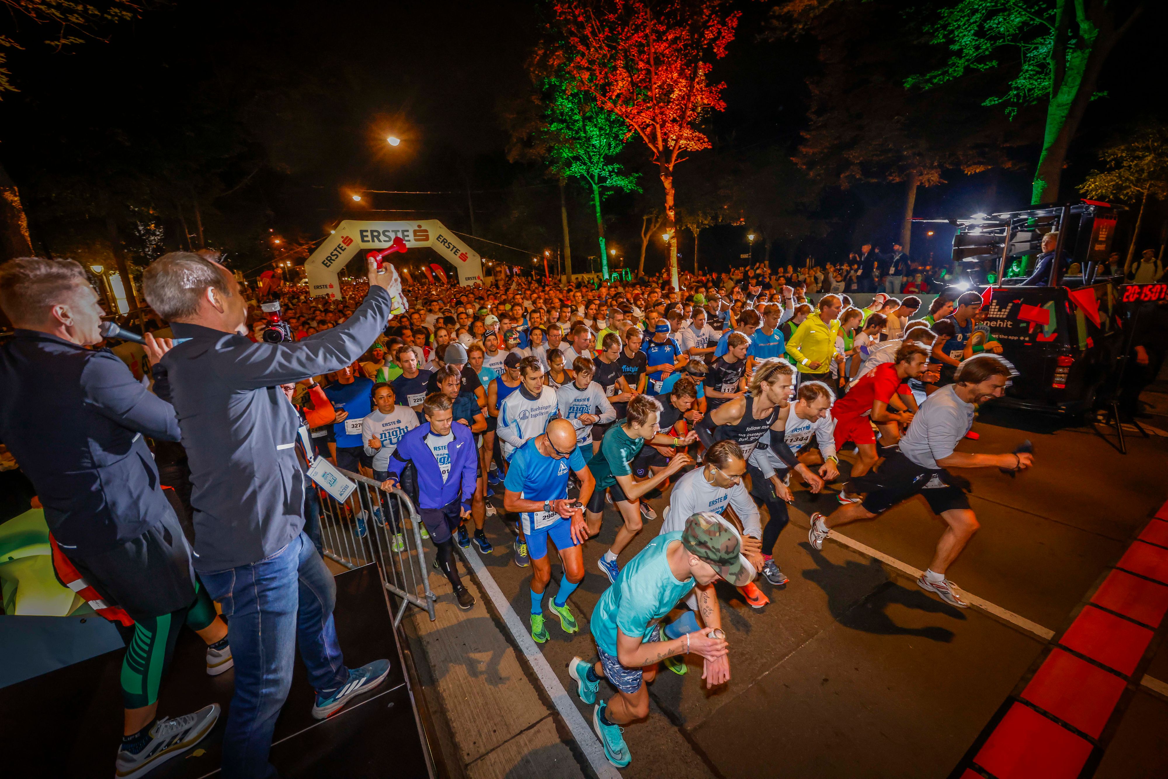 Vienna Night Run: Auf Los geht's los. Um 20.15 Uhr starten die Läufer am Stadtpark die Ring-Umrundung.