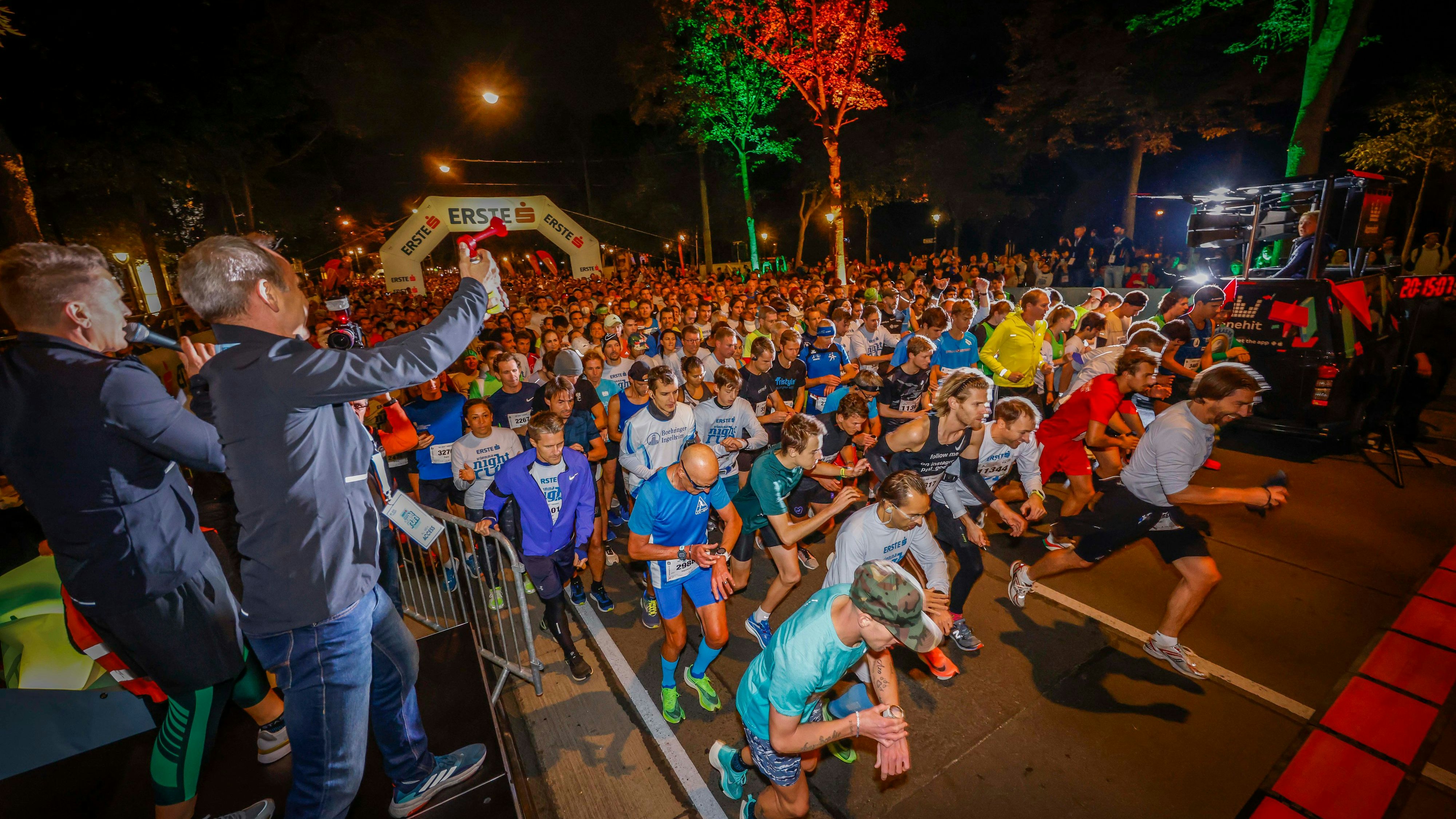 21.09.2021 Wien - Vienna Night Run - Firmenlauf - Run - Lauf - Joggen - Spass - gute Laune - Arbeitskollegen - Gemeinschaft - Sport - Fitness  - Gesundheit - Infront -  Copyright Stephan Schuetze honorarfrei fuer Night Run 