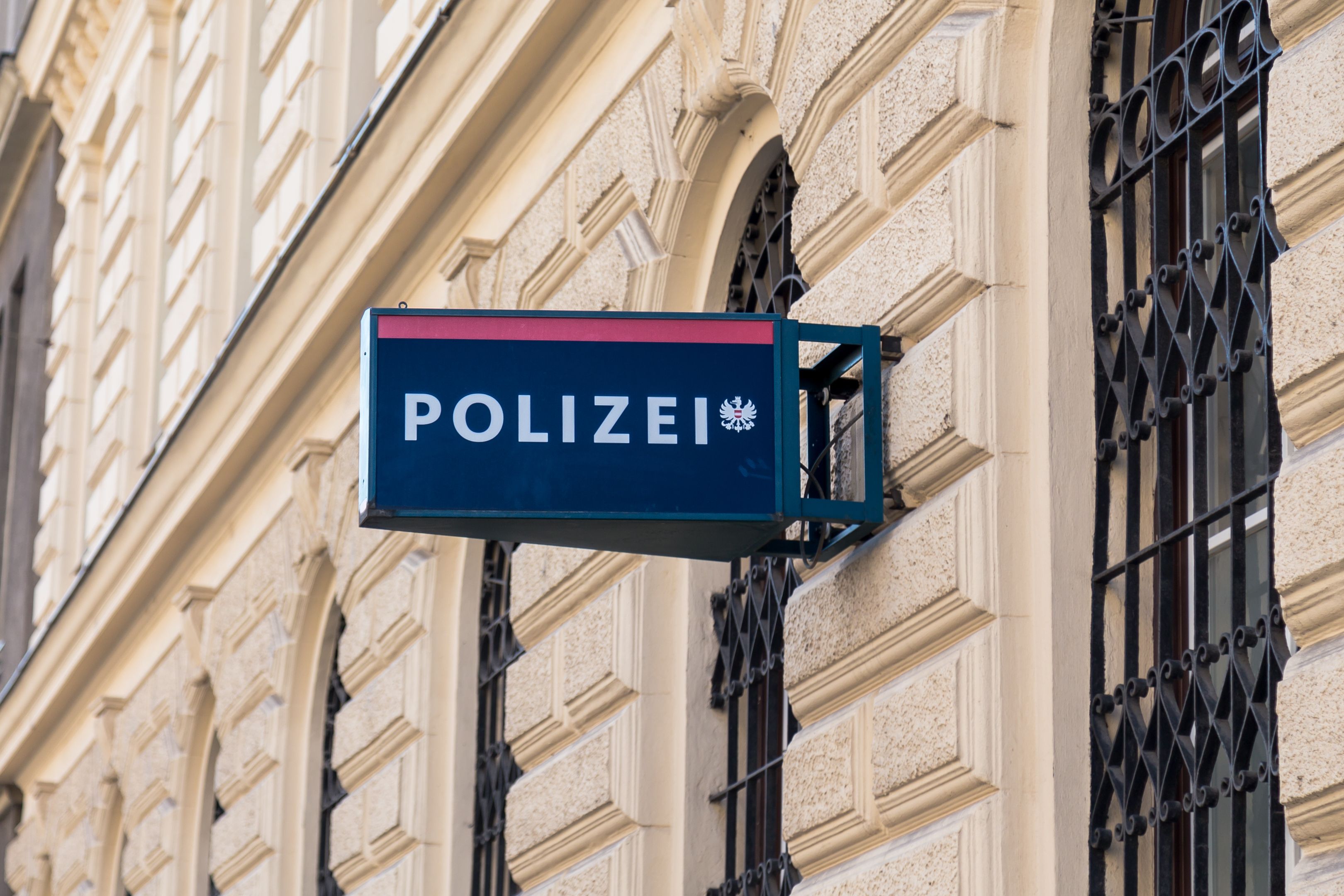 Die Familie ging auf mehrere Polizisten los.