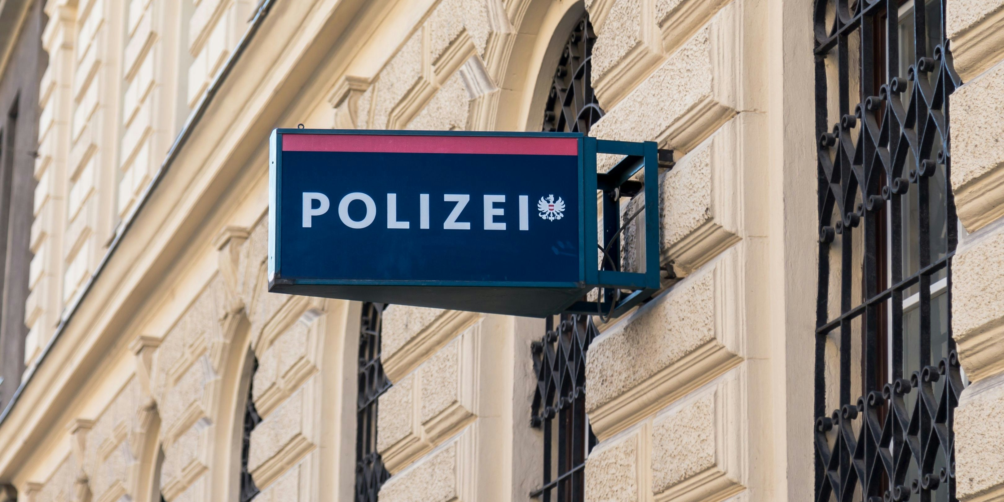 Der Mann konnte sich in eine Polizeiinspektion retten.