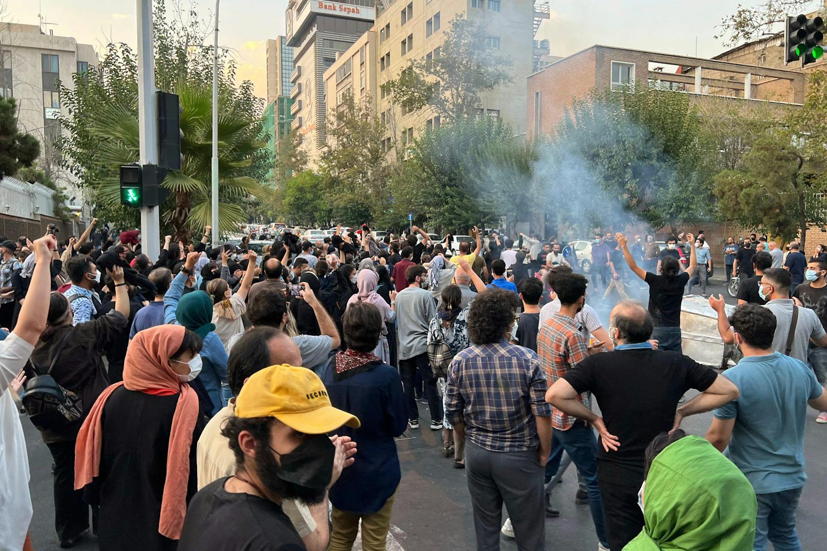 Die Unruhen nach dem ungeklärten Tod der Iranerin Mahsa Amini, die wegen "unislamischer" Kleidung von der Religionspolizei verhaftet wurde, weiten sich aus.