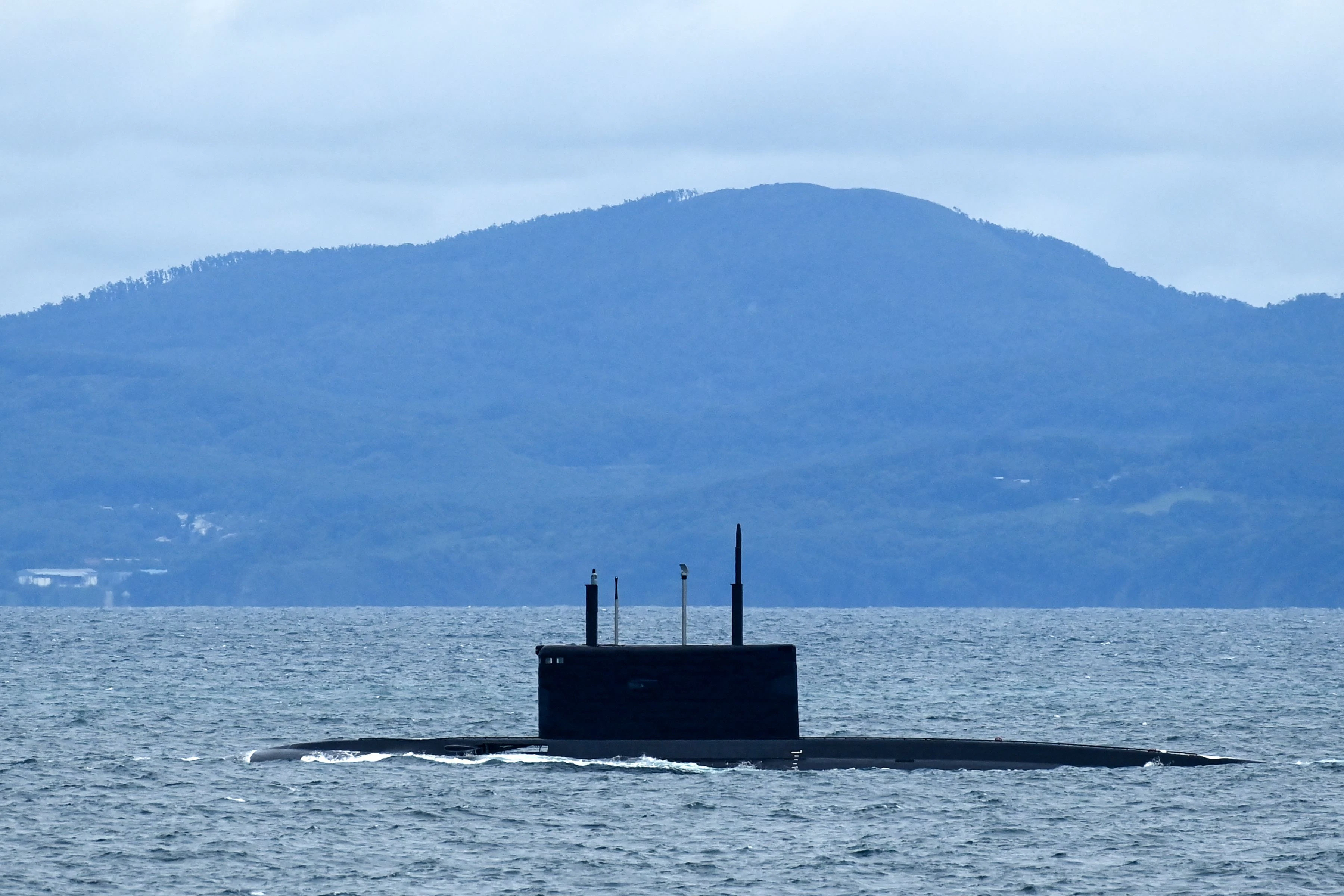 Download von www.picturedesk.com am 20.09.2022 (15:02).  A Russian submarine takes part in the 'Vostok-2022' military exercises at the Peter the Great Gulf of the Sea of Japan outside the city of Vladivostok on September 5, 2022. - The Vostok 2022 military exercises, involving several Kremlin-friendly countries including China, takes place from September 1-7 across several training grounds in Russia's Far East and in the waters off it. Over 50,000 soldiers and more than 5,000 units of military equipment, including 140 aircraft and 60 ships, are involved in the drills. (Photo by Kirill KUDRYAVTSEV / AFP) - 20220905_PD1686 - Rechteinfo: Rights Managed (RM) Nur für redaktionelle Nutzung! Werbliche Nutzung erfordert Freigabe: bitte schicken Sie uns eine Anfrage.