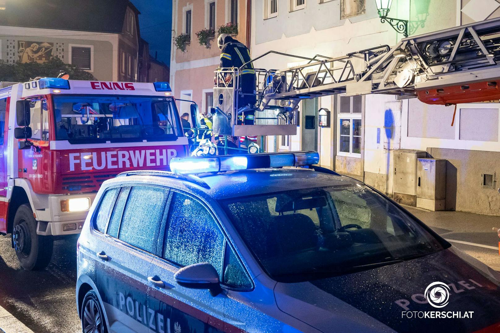 Zu einem Wohnungsbrand kam es am Montag gegen 19:20 Uhr in Enns. Beim Eintreffen der Polizei konnte bereits starke Rauchentwicklung in oberen Stock des Mehrparteienhauses wahrgenommen werden.