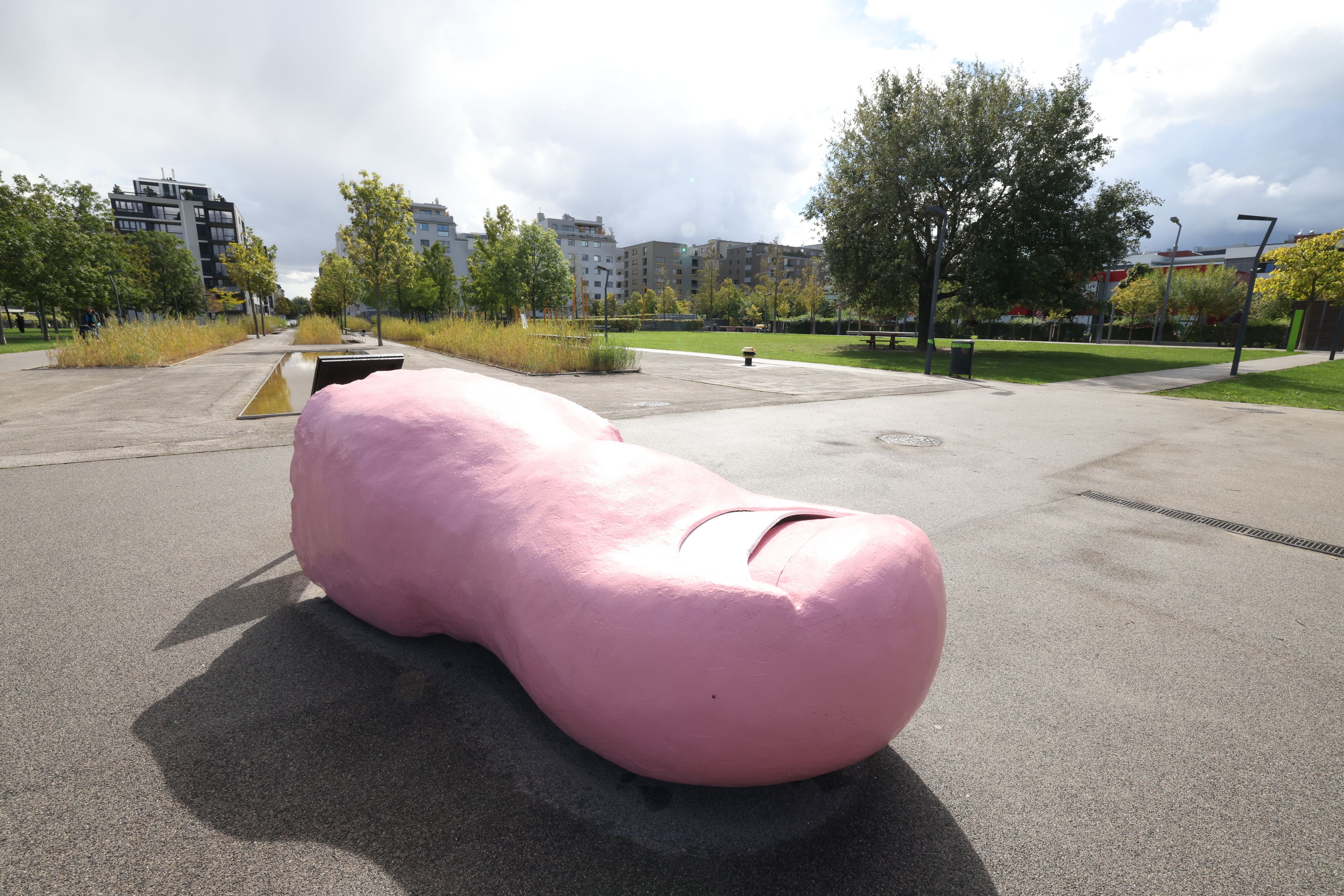 Liegt in der Sonne und wächst am Tag um zwei Zentimeter: Der Nagel des Kunstwerks im Rudolf Bednar Park.