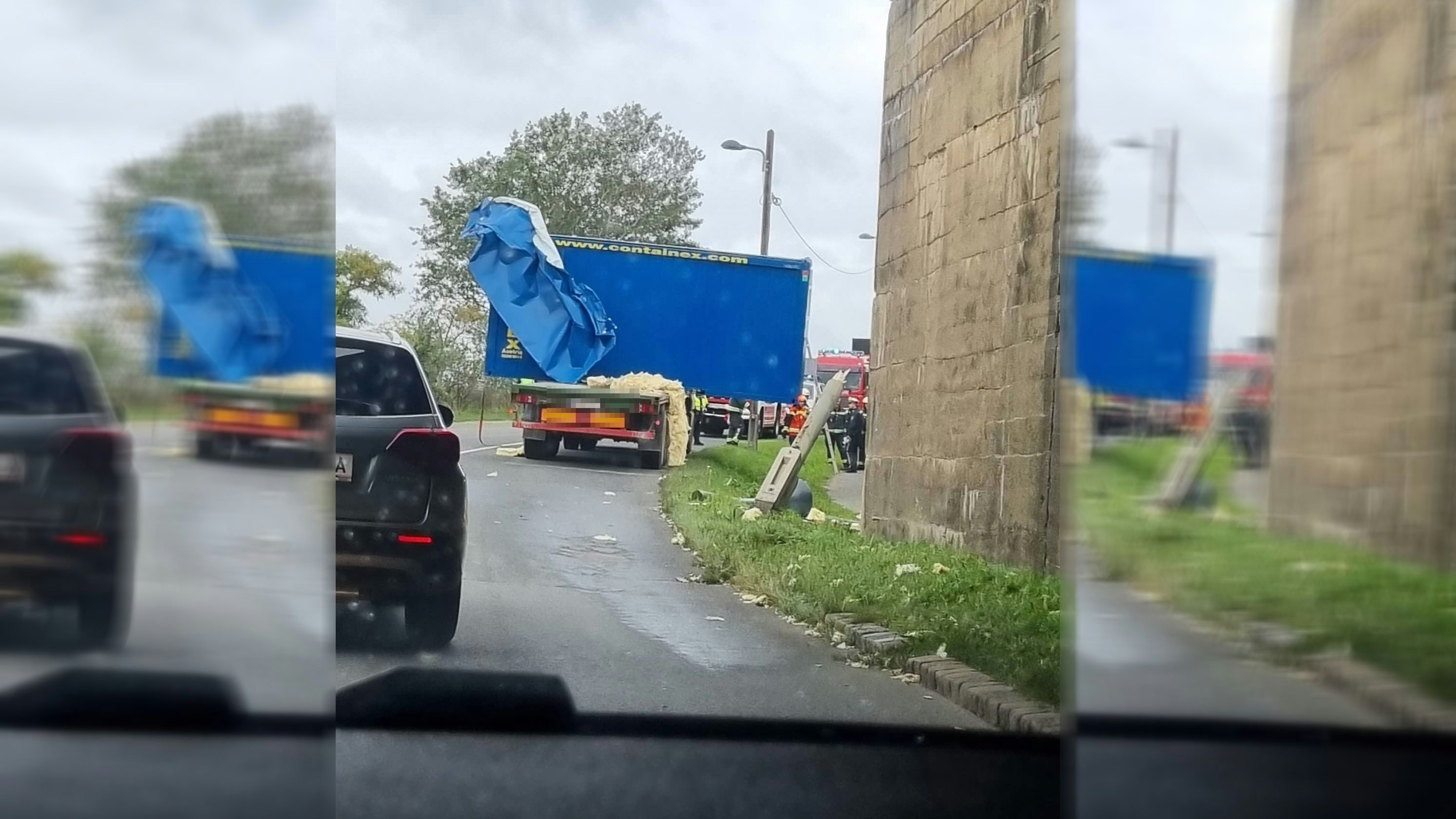 Lkw rasiert sich in Wien bei Brücke ganze Fracht ab