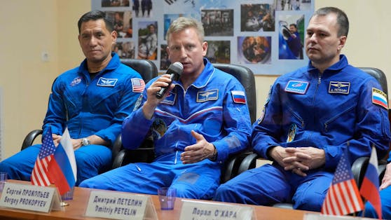 Nasa-Astronaut Frank Rubio,&nbsp;die Kosmonauten Sergej Prokopjew und Dmitri Petelin&nbsp;(v.l.n.r.)