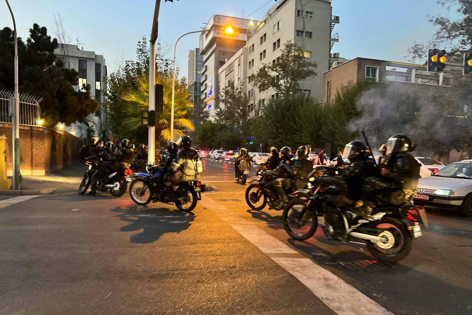 In mehreren iranischen Städten folgten Demonstrationen – die Polizei reagierte mit Tränengas und Schlagstöcken.