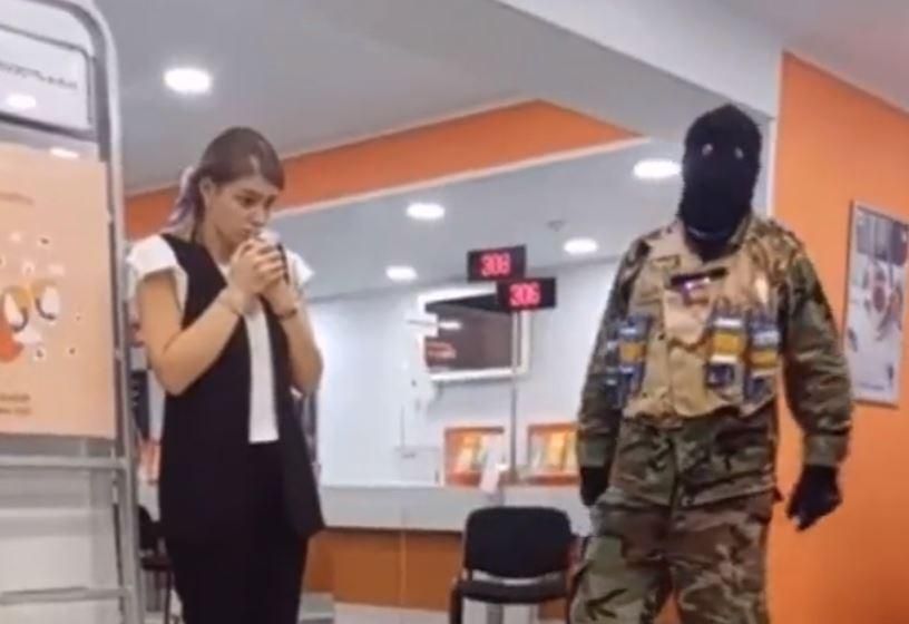 In Georgien hat ein maskierter Mann eine Bank überfallen und zwölf Geiseln genommen.