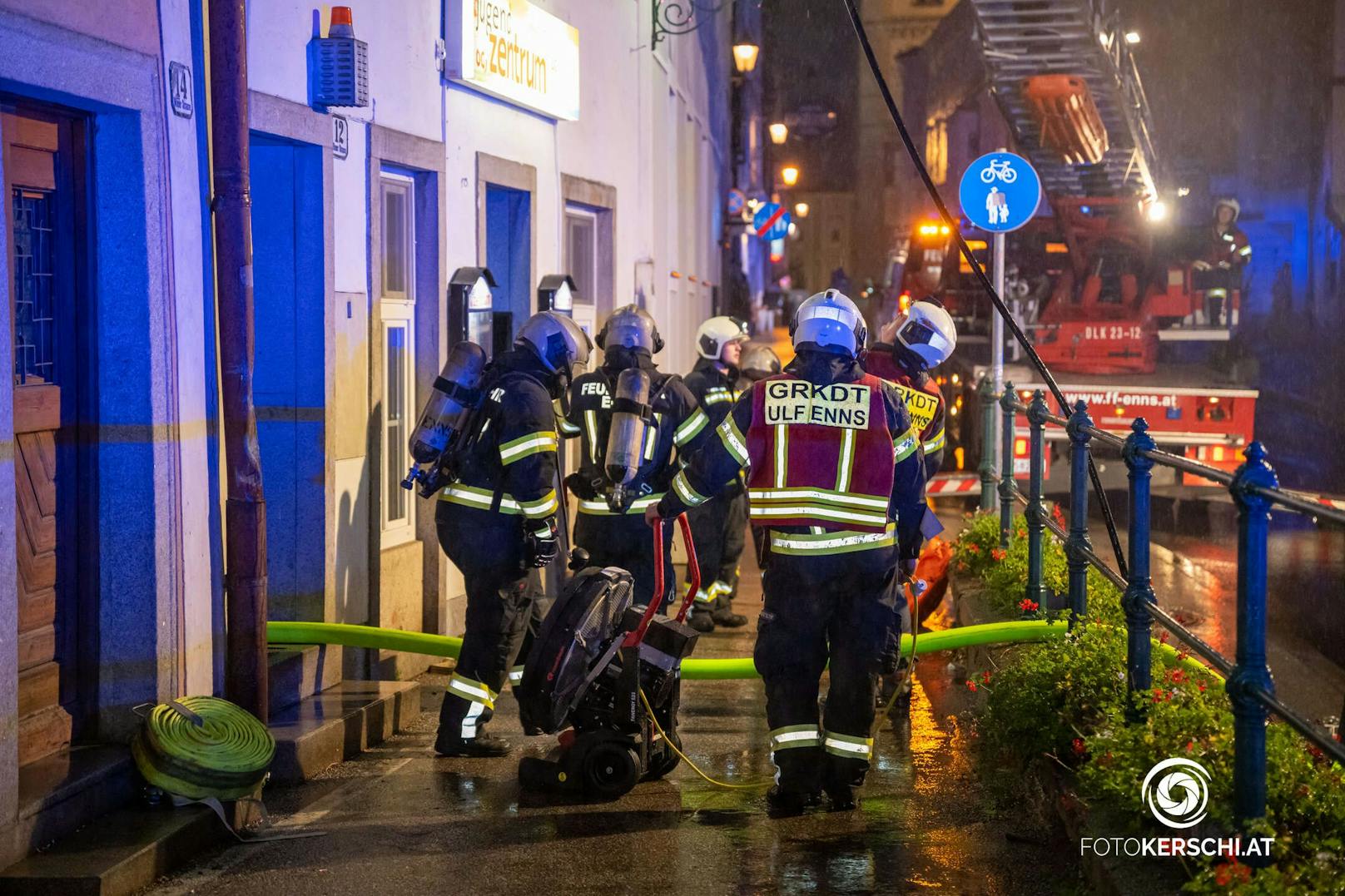 Zu einem Wohnungsbrand kam es am Montag gegen 19:20 Uhr in Enns. Beim Eintreffen der Polizei konnte bereits starke Rauchentwicklung in oberen Stock des Mehrparteienhauses wahrgenommen werden.