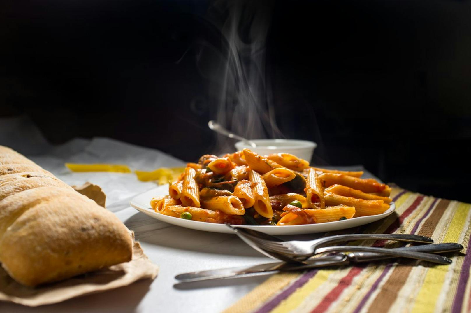 In einem großen Topf lässt du Wasser ankochen und legst deine Nudeln in einem großen Sieb hinein. Deckel drüber und etwa ein oder zwei Minuten abwarten, bis dein Essen warm wird.