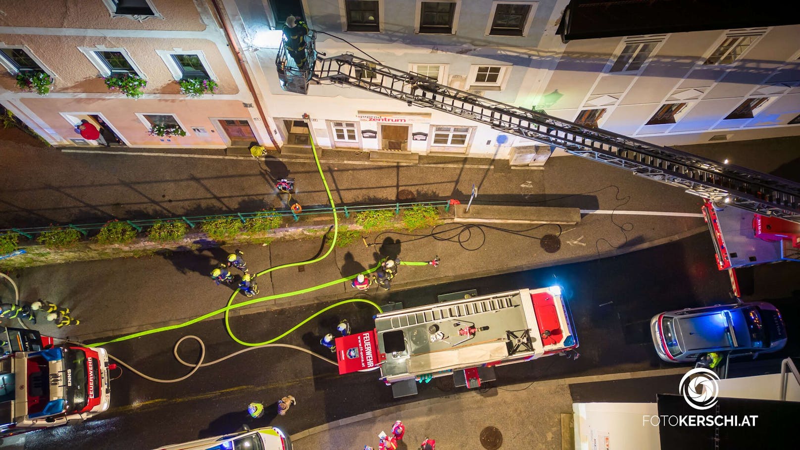 Zu einem Wohnungsbrand kam es am Montag gegen 19:20 Uhr in Enns. Beim Eintreffen der Polizei konnte bereits starke Rauchentwicklung in oberen Stock des Mehrparteienhauses wahrgenommen werden.