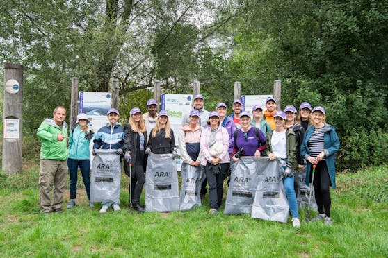 Das fleißige Team von Mondelez Österreich mit Ranger Ronald Hillerbrand (links) zu Beginn der Wanderung durch die Donau-Auen.