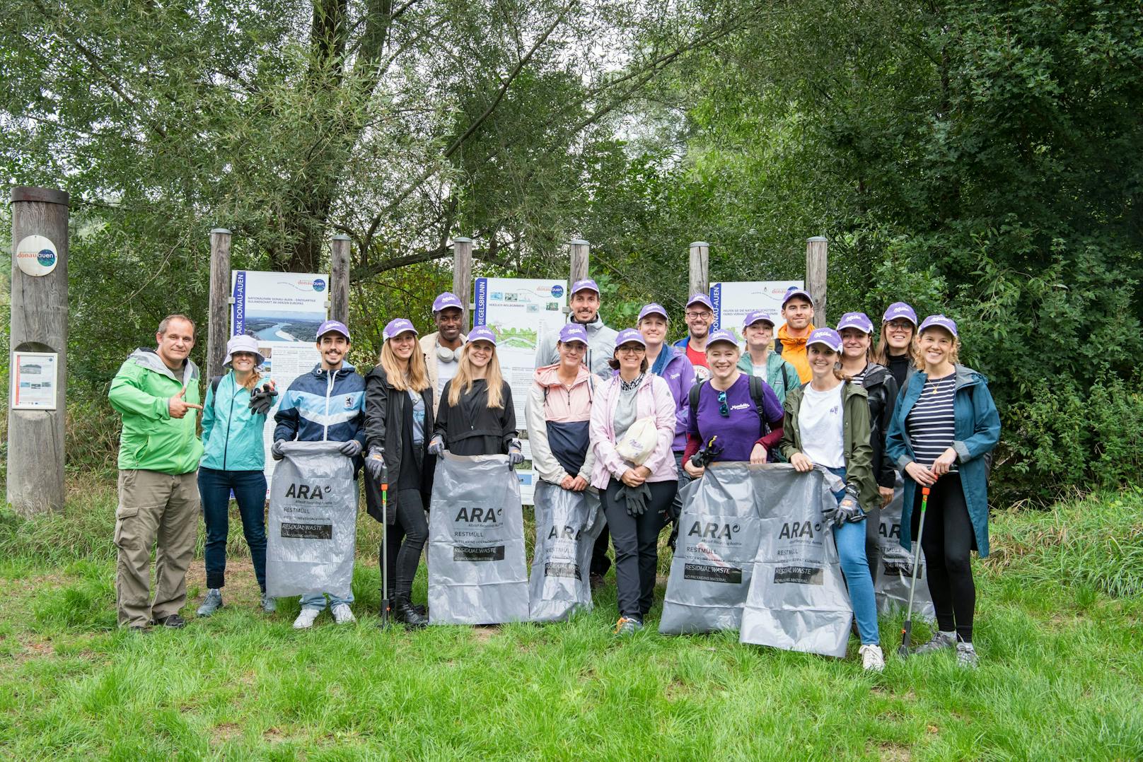 Dem Müll keine Chance: Mondelez Team in den Donau-Auen