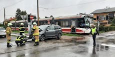 Autofahrer übersieht Rotlicht – Crash mit Lokalbahn