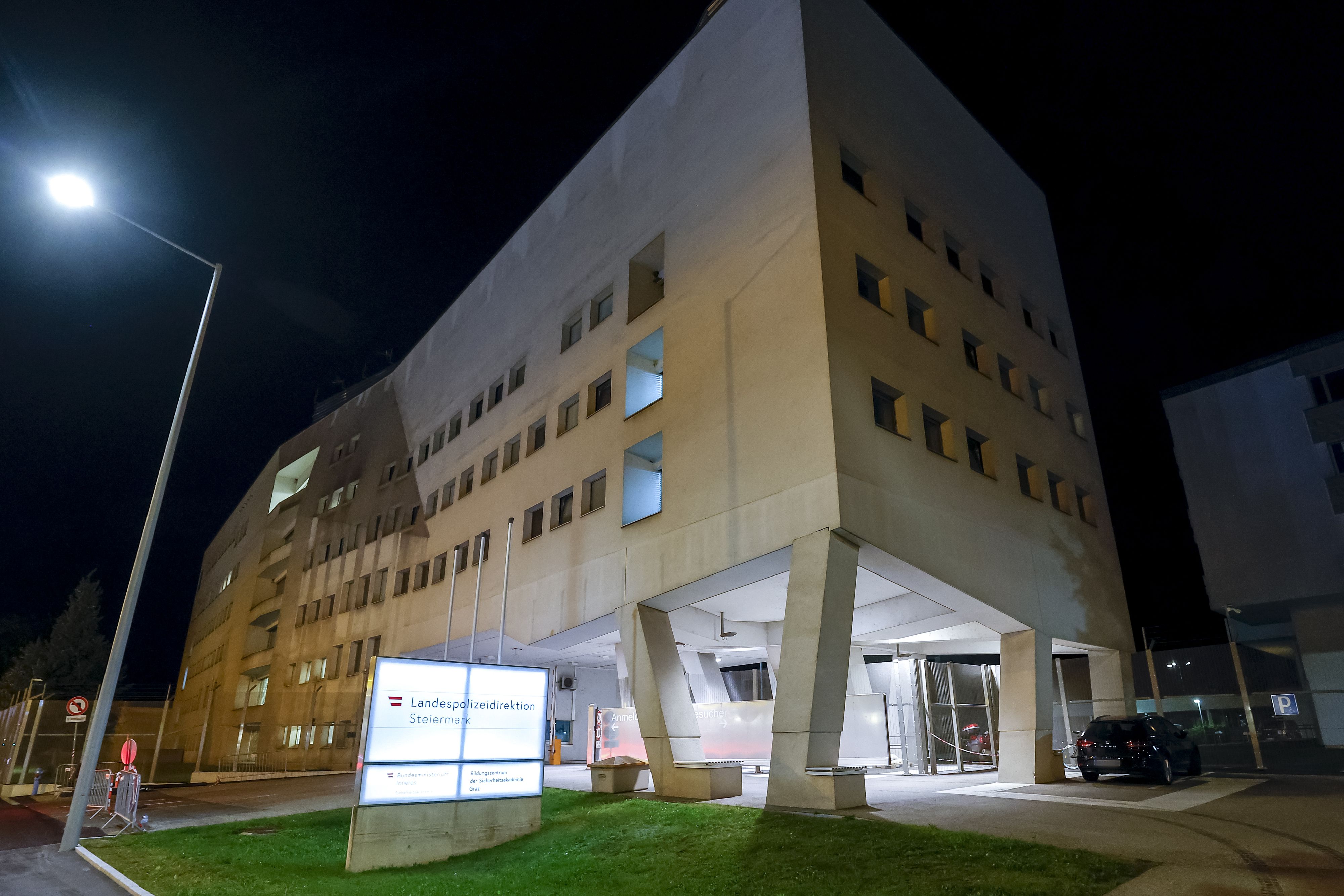 Ein 27-jähriger Polizist ist am Mittwoch in den Trainingsräumlichkeiten im Keller der Landespolizeidirektion bei einer Übung durch einen Schuss aus einer Dienstwaffe tödlich verletzt worden.